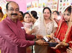 जमीन पर बैठकर बच्चों संग खेले अरुण साव