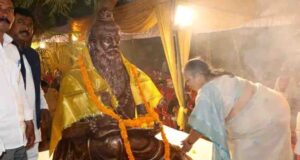 योगी सरकार का बड़ा कदम, लखनऊ में गोमती तट पर स्थापित हुई महर्षि वाल्मीकि की प्रतिमा