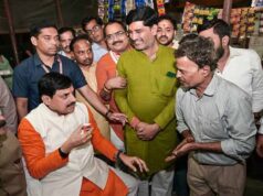 बरेला में सड़क किनारे चाय की दुकान पर रुके CM डॉ. यादव, सास-बहू के ढाबे पर भी पहुंचे