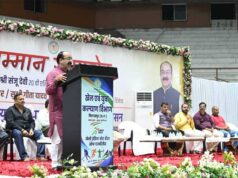 मुख्यमंत्री विष्णु देव साय द्वारा घोषित 51 लाख रुपए की सम्मान राशि का चेक संजू देवी को सौंपा