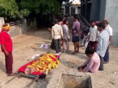 गुना में अस्पताल के बाहर सजी अर्थी, शव घर ले जाने को लेकर विवाद