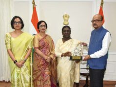राज्य की प्रथम महिला रानी डेका काकोटी ने भेंट की छत्तीसगढ़ की प्रसिद्ध कोसा साड़ी