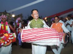 सारसमाल में कर्मा पूजा महोत्सव में शामिल हुए मुख्यमंत्री, मांदर की थाप पर समाजजनों के साथ किया पारंपरिक कर्मा नृत्य
